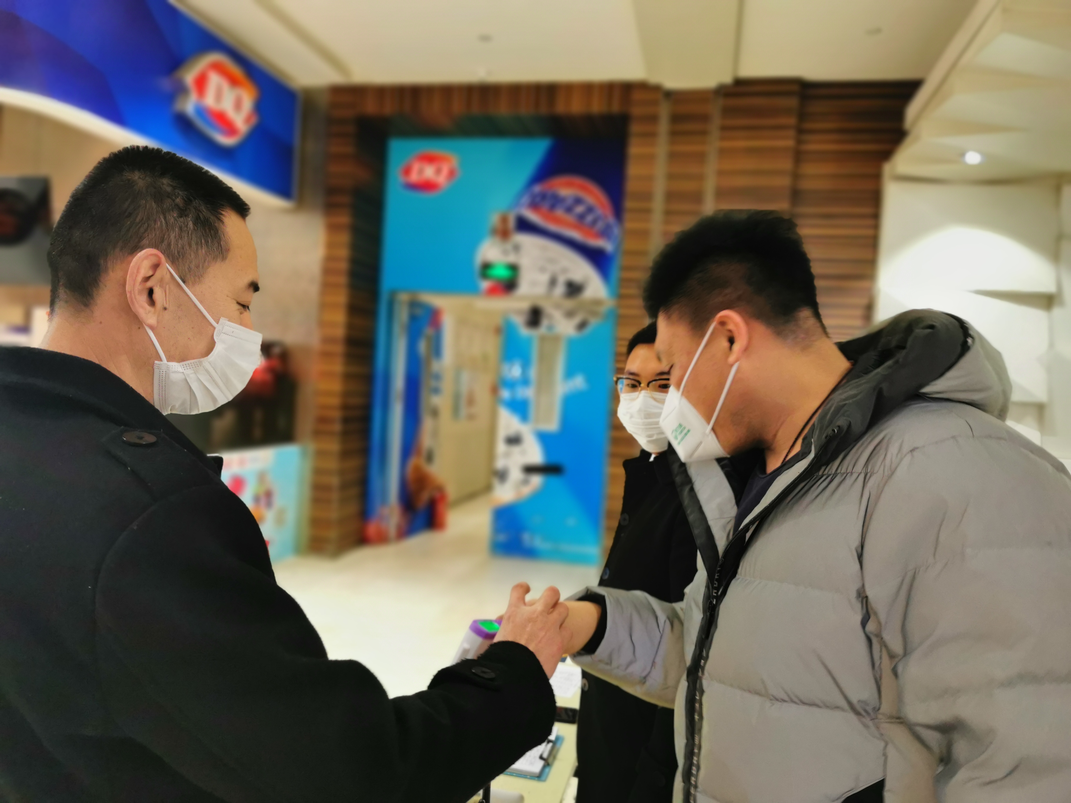 鴻坤商業工作人員檢測體溫 確保商戶和顧客身體健康