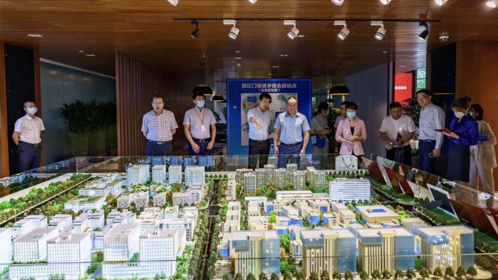 鴻坤趙偉豪帶隊陪同參訪團一行考察鴻坤產業園區鴻坤金融谷