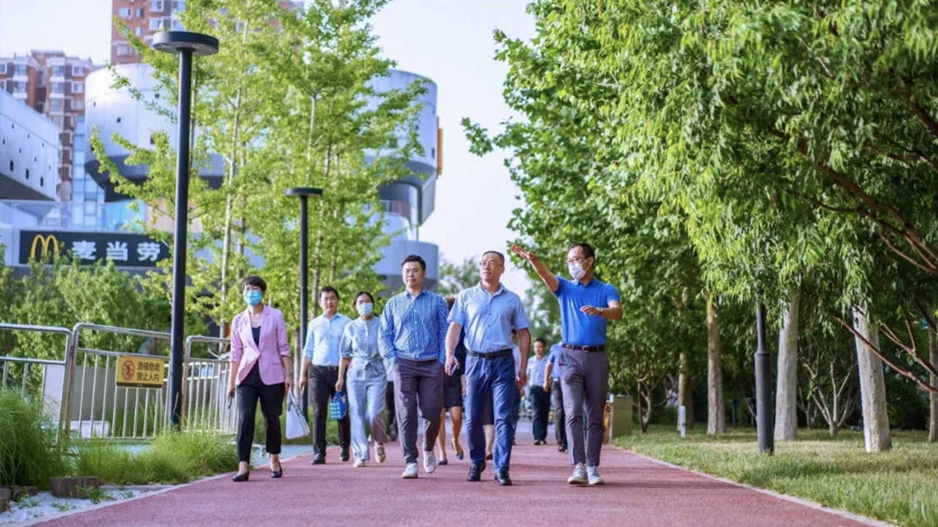 鴻坤趙偉豪帶隊陪同參訪團一行考察鴻坤西紅門體育公園
