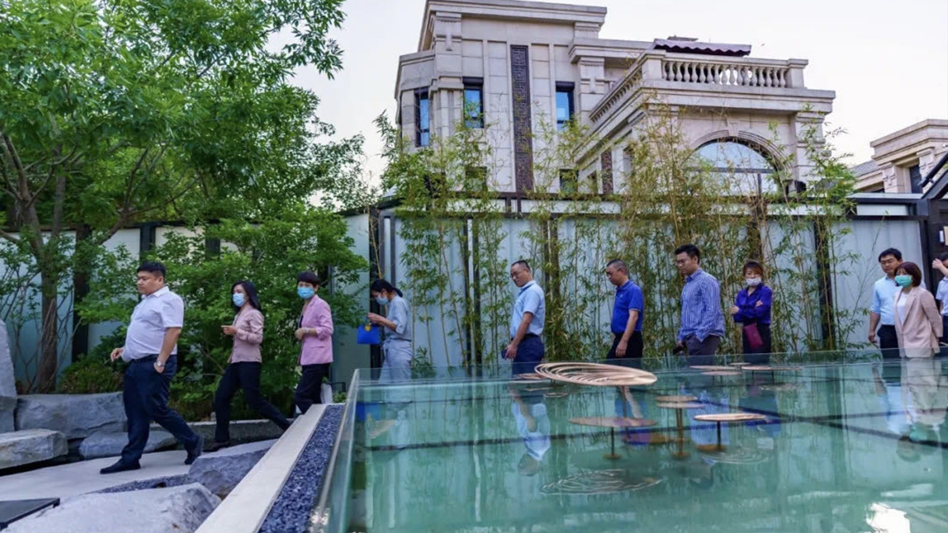 鴻坤趙偉豪帶隊陪同參訪團一行考察鴻坤地產項目鴻坤林語墅