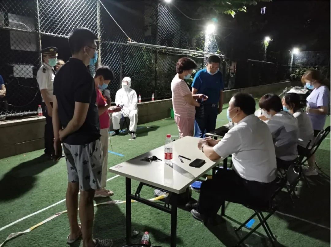 鴻坤物業(yè)人員對社區(qū)進行消殺