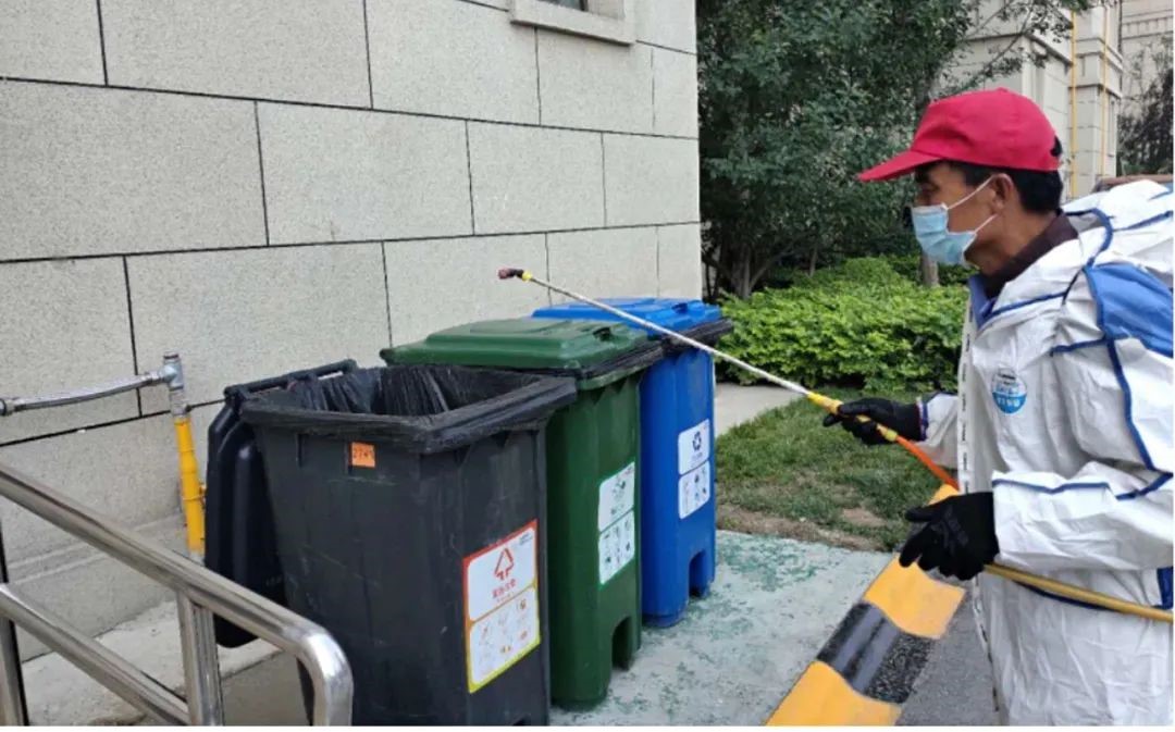 鴻坤物業(yè)人員對社區(qū)進行消殺